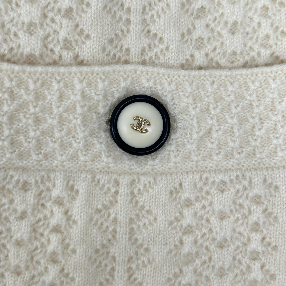 CHANEL シャネル P57346K07533 アイボリー カシミヤ100 ココマークボタン フロントポケット タイトニットスカート スカート