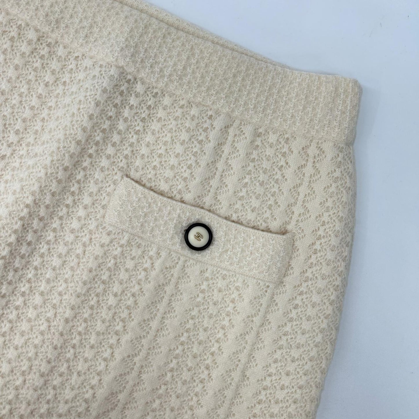 CHANEL シャネル P57346K07533 アイボリー カシミヤ100 ココマークボタン フロントポケット タイトニットスカート スカート