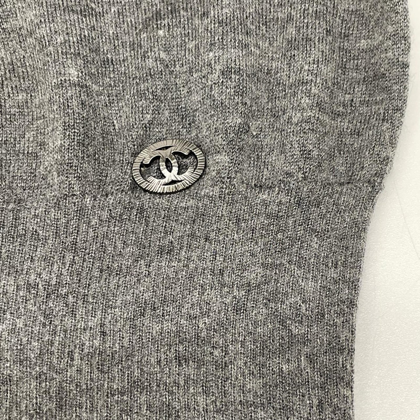 CHANEL シャネル P46718K05948 グレー カシミヤ×シルク ココマークプレート ショートスリーブニットソー トップス