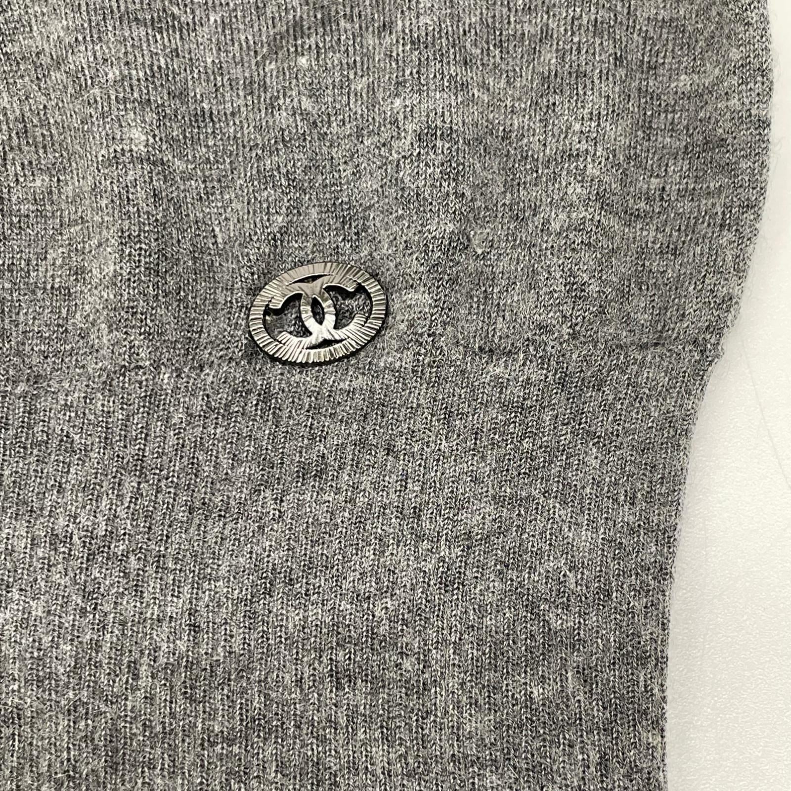 CHANEL シャネル P46718K05948 グレー カシミヤ×シルク ココマークプレート ショートスリーブニットソー トップス