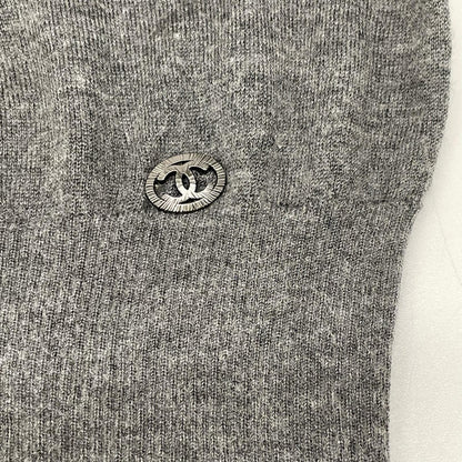 CHANEL シャネル P46718K05948 グレー カシミヤ×シルク ココマークプレート ショートスリーブニットソー トップス