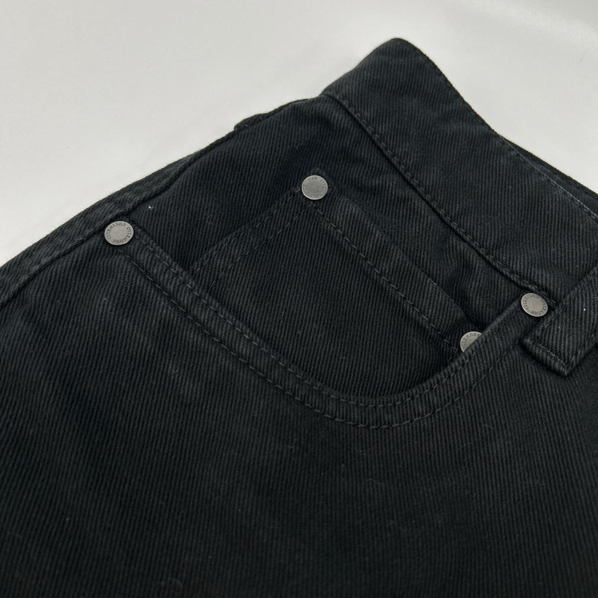 BRUNELLO CUCINELLI ブルネロクチネリ ブラック ボタンフライ ロゴパッチクロップドデニムパンツ ボトムス
