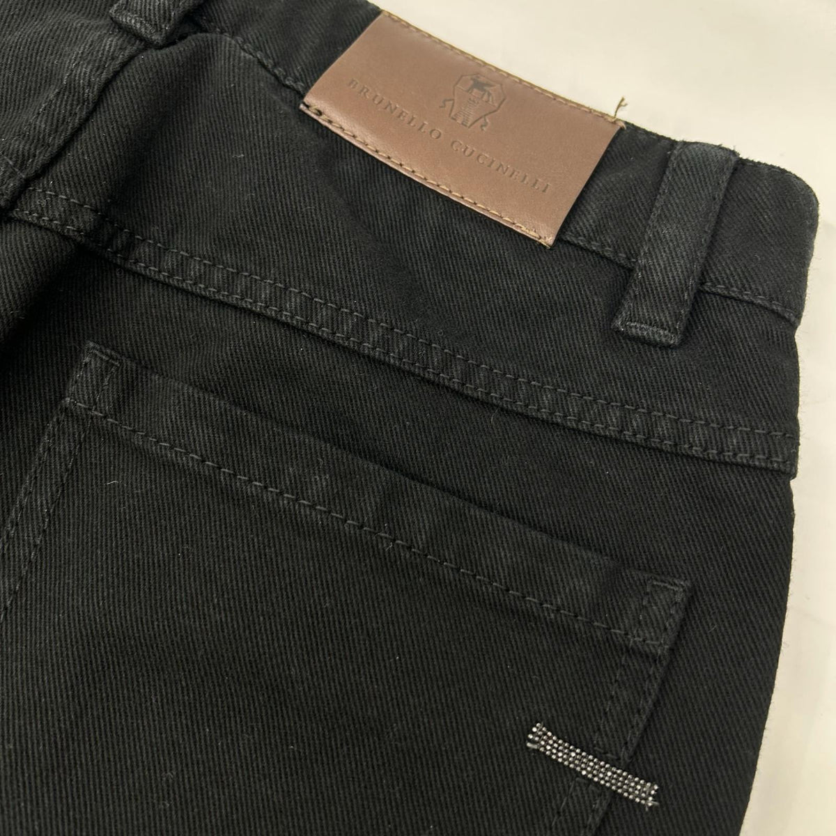 BRUNELLO CUCINELLI ブルネロクチネリ ブラック ボタンフライ ロゴパッチクロップドデニムパンツ ボトムス