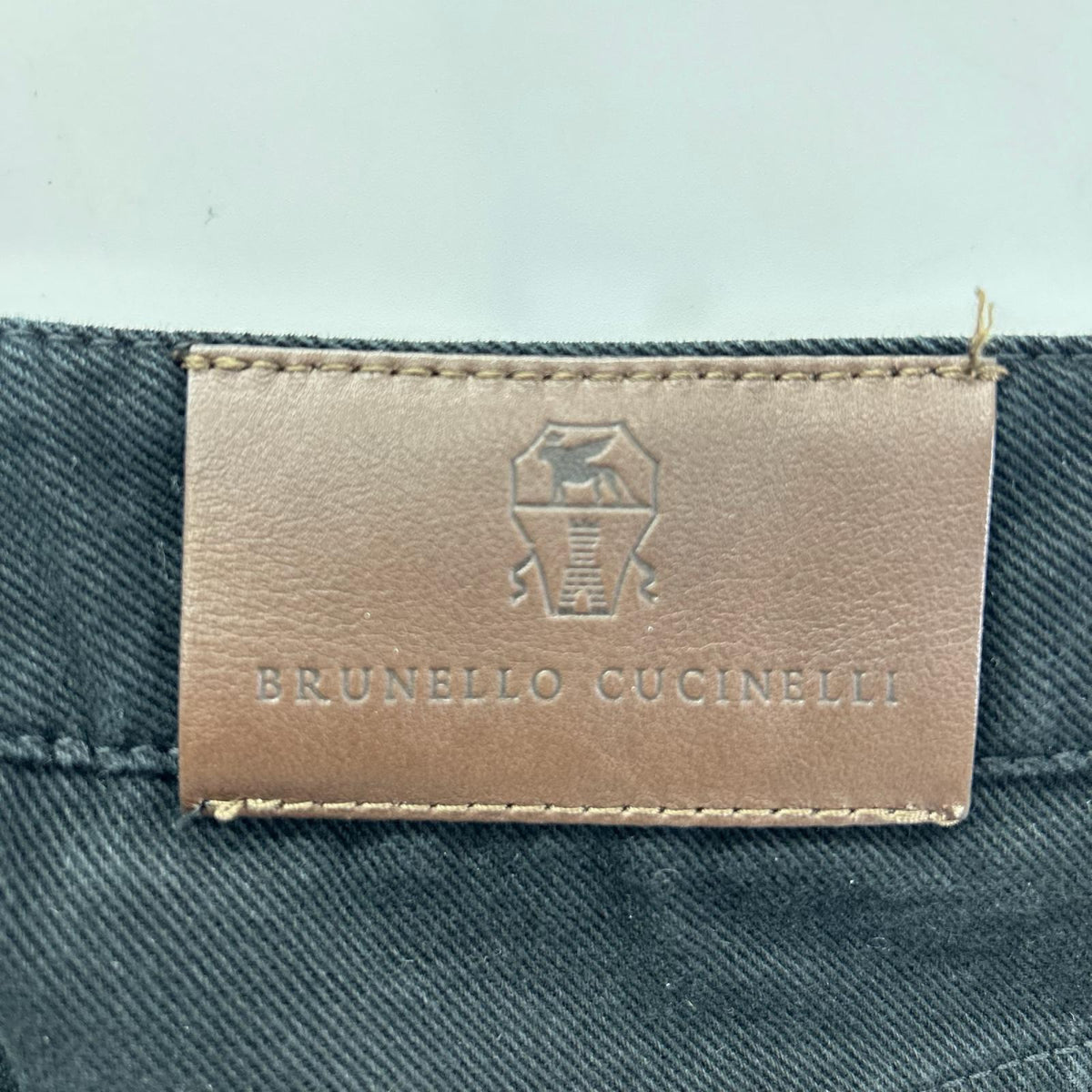 BRUNELLO CUCINELLI ブルネロクチネリ ブラック ボタンフライ ロゴパッチクロップドデニムパンツ ボトムス