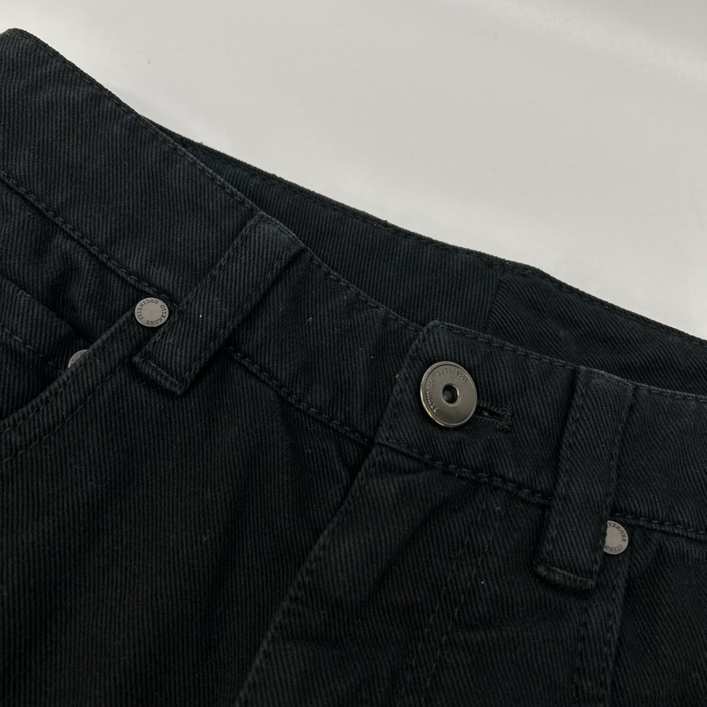 BRUNELLO CUCINELLI ブルネロクチネリ ブラック ボタンフライ ロゴパッチクロップドデニムパンツ ボトムス