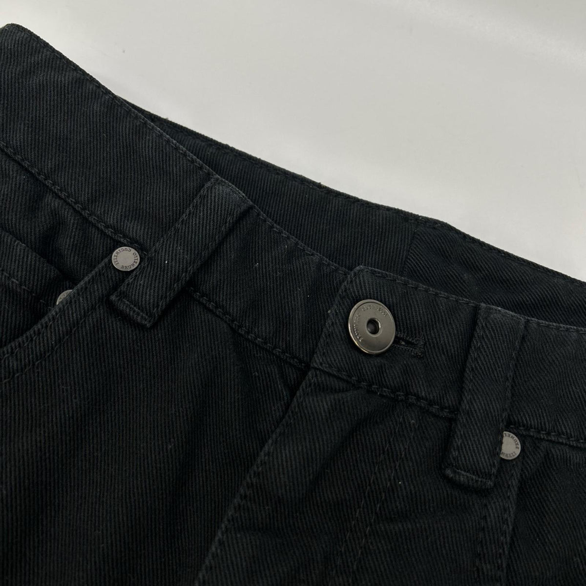 BRUNELLO CUCINELLI ブルネロクチネリ ブラック ボタンフライ ロゴパッチクロップドデニムパンツ ボトムス