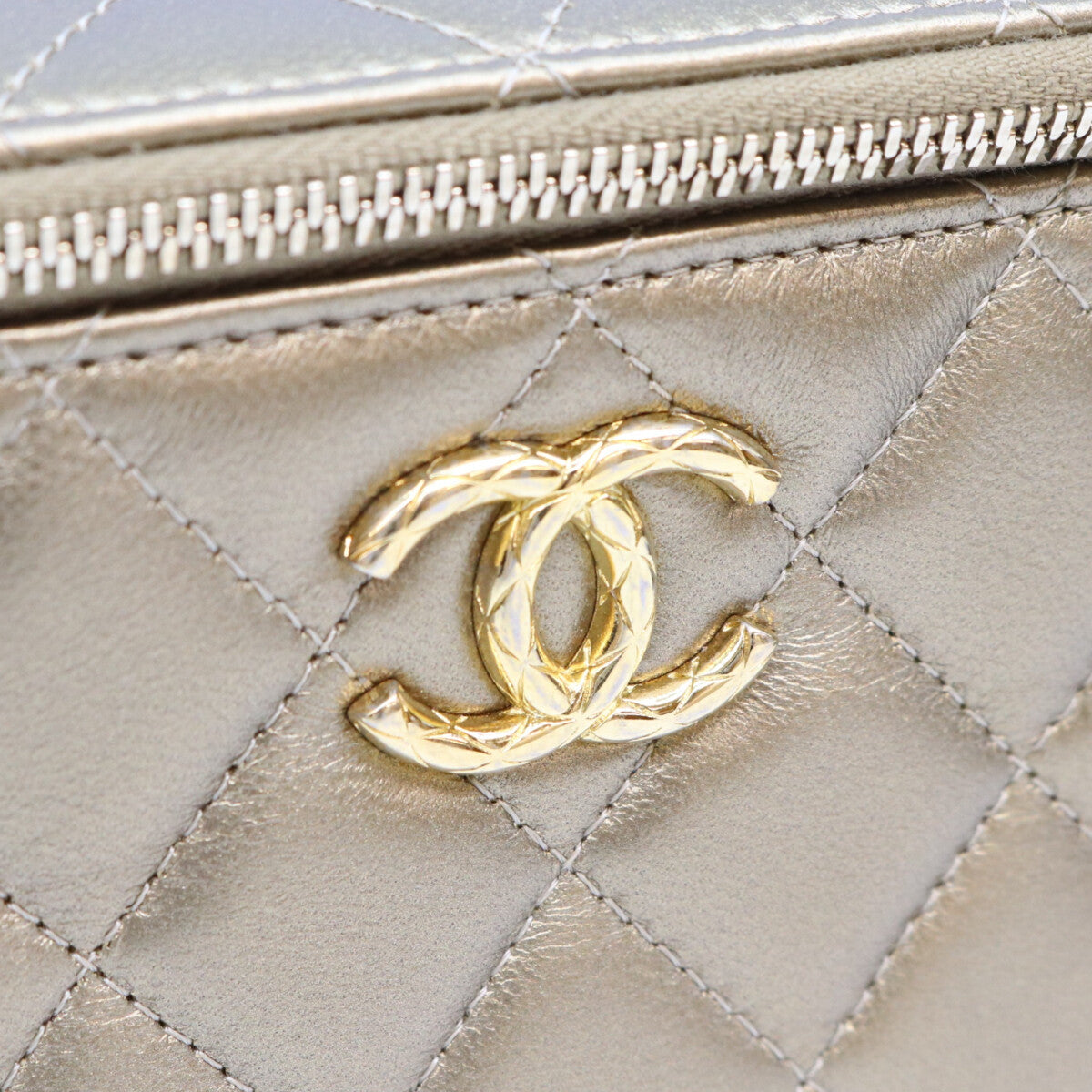 CHANEL シャネル 23年クルーズ CCダイナスティ ゴールド ラム G金具 チェーンバニティショルダーバッグ ショルダーバッグ