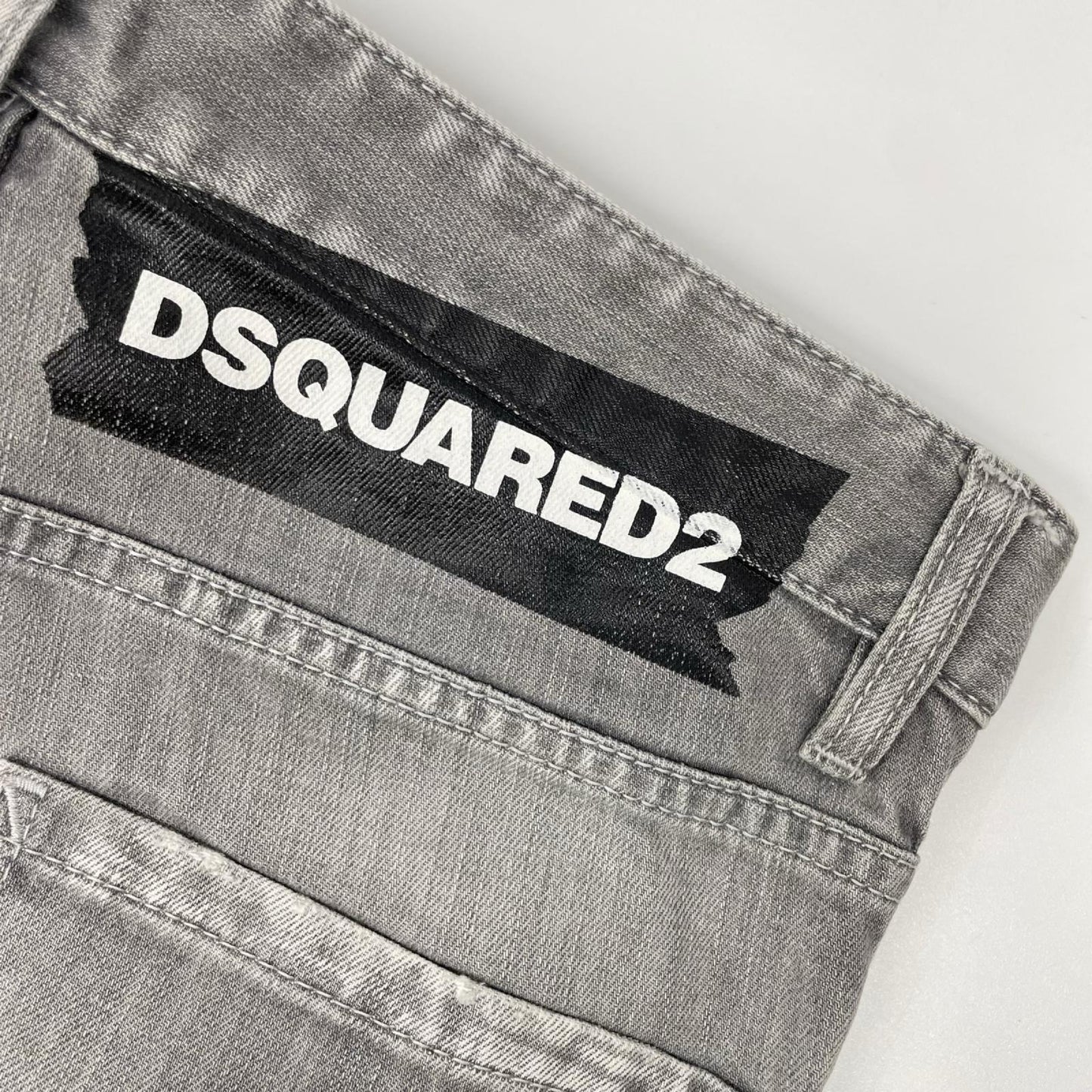 DSQUARED2 ディースクエアード グレー ボタンフライ ダメージ加工 バックプリント デニムパンツ ボトムス