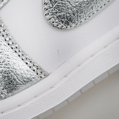 NIKE ナイキ 新品同様 エアジョーダン 1 MID SE ハイカット スニーカー シューズ レディース シルバー×ホワイト 24cm FN5031-100 シューズ