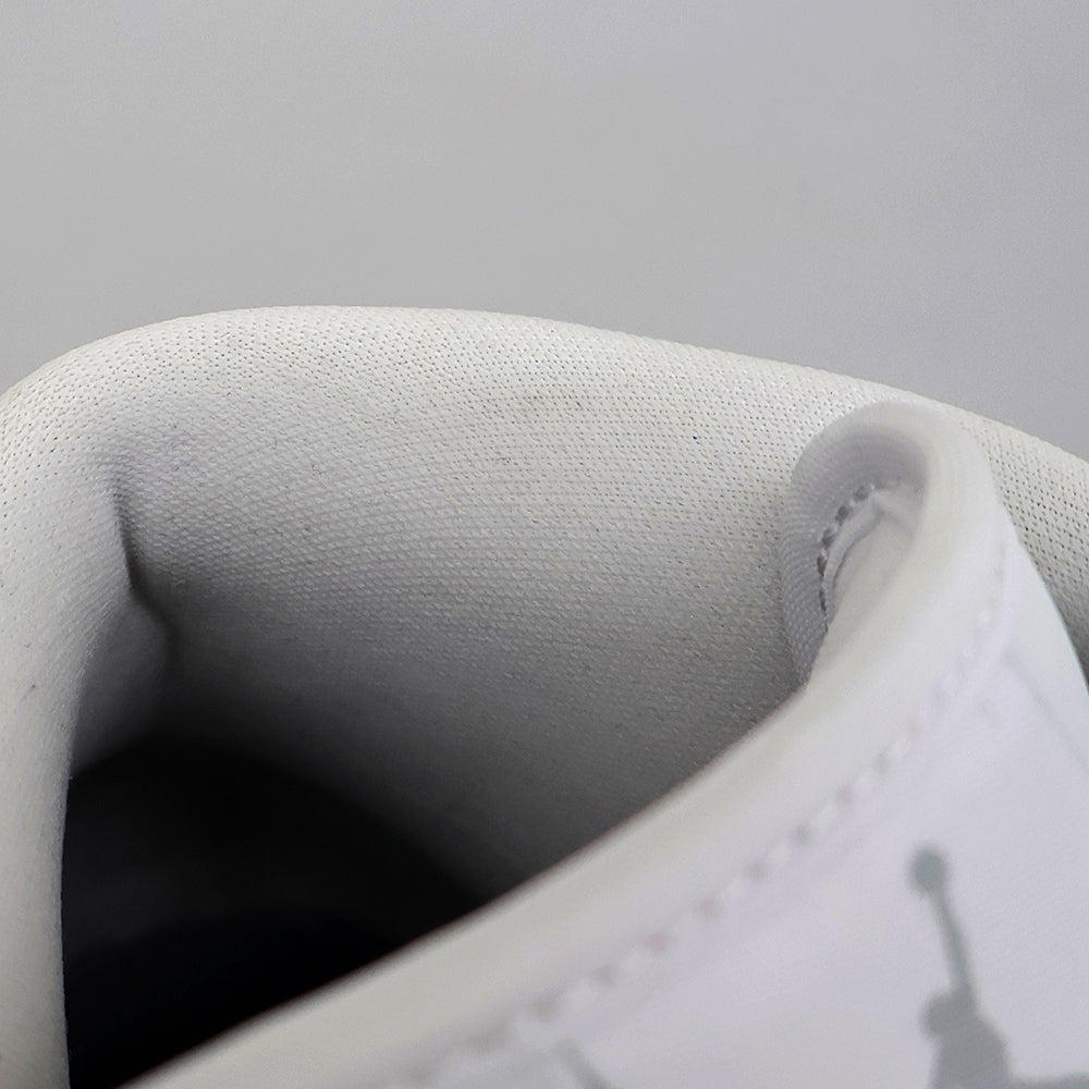 NIKE ナイキ 新品同様 エアジョーダン 1 MID SE ハイカット スニーカー シューズ レディース シルバー×ホワイト 24cm FN5031-100 シューズ