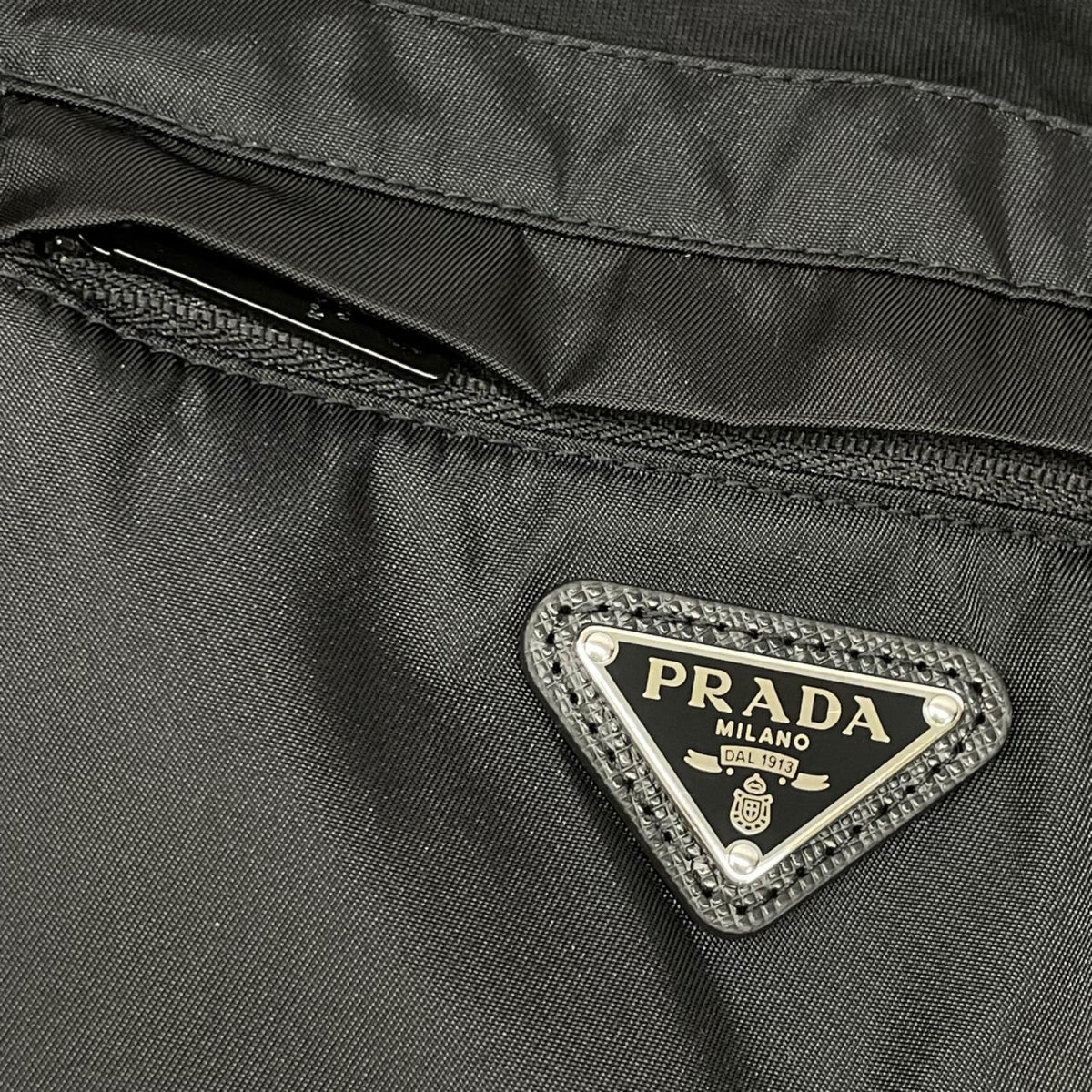 PRADA プラダ 26SS UJN661 SWMO ブラック トライアングルプレート ボックスシルエット Re-Nylon xジャージー Tシャツ トップス