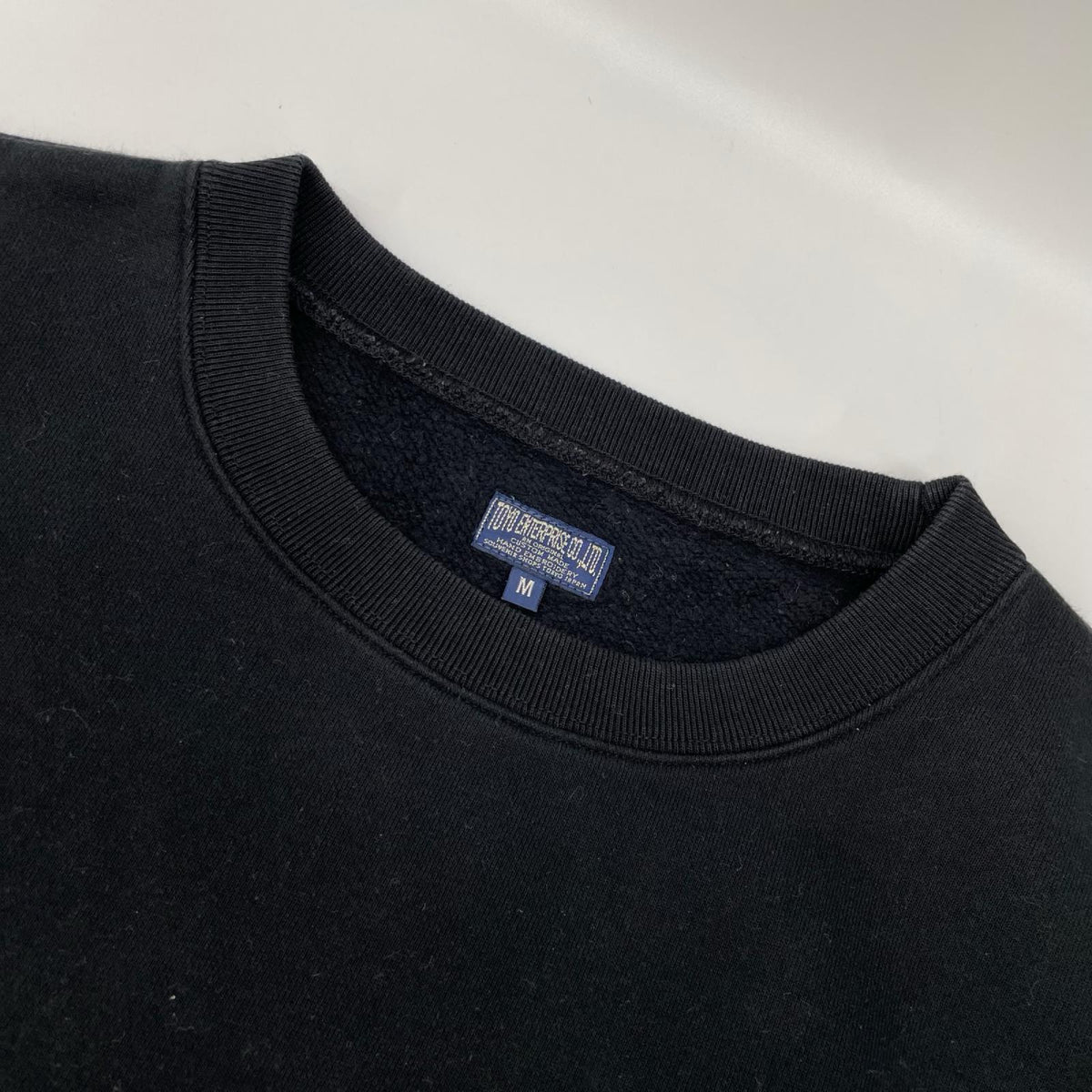 TOYO ENTERPRISE COMPANY LTD. 東洋エンタープライズ TT69300 ブラック コットン SUKA CREW SWEAT EMBROIDERED ALASKA トップス