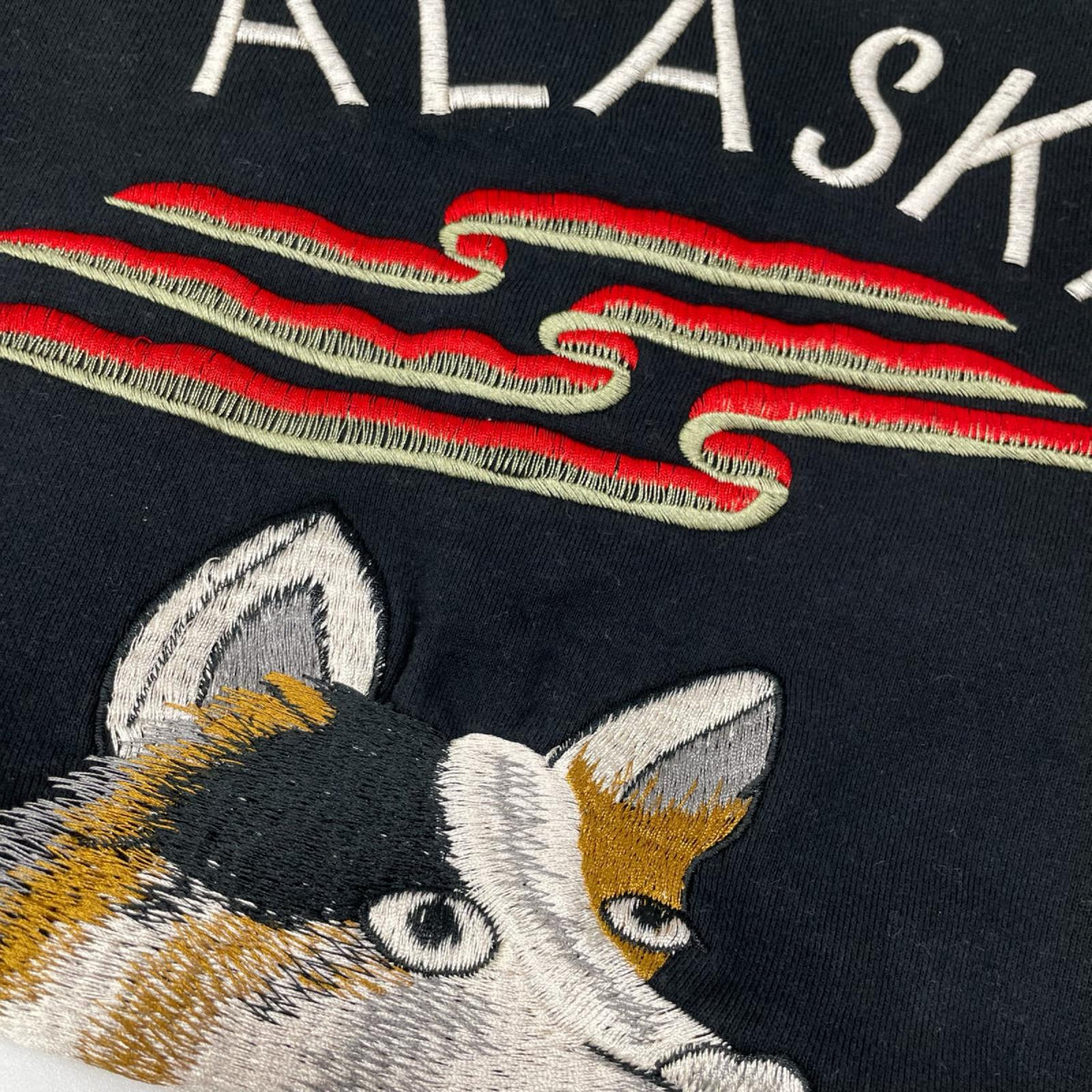 TOYO ENTERPRISE COMPANY LTD. 東洋エンタープライズ TT69300 ブラック コットン SUKA CREW SWEAT EMBROIDERED ALASKA トップス