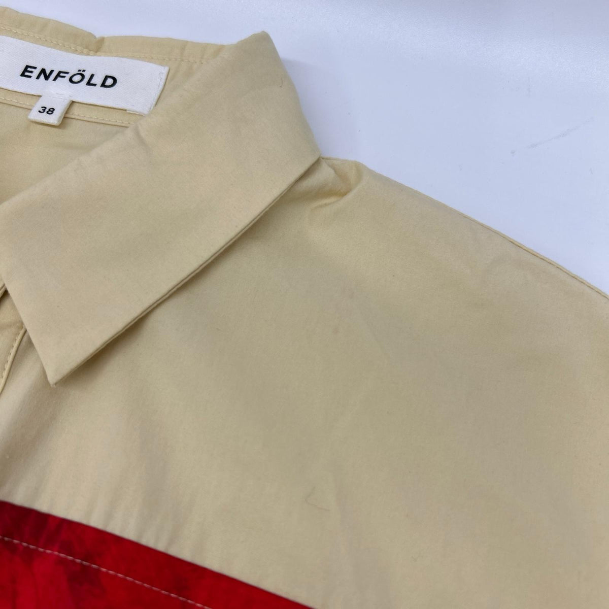 ENFOLD エンフォルド 300ES230-1080 ベージュ コットン×シルク アブストラクトラインアート スキッパーシャツ トップス
