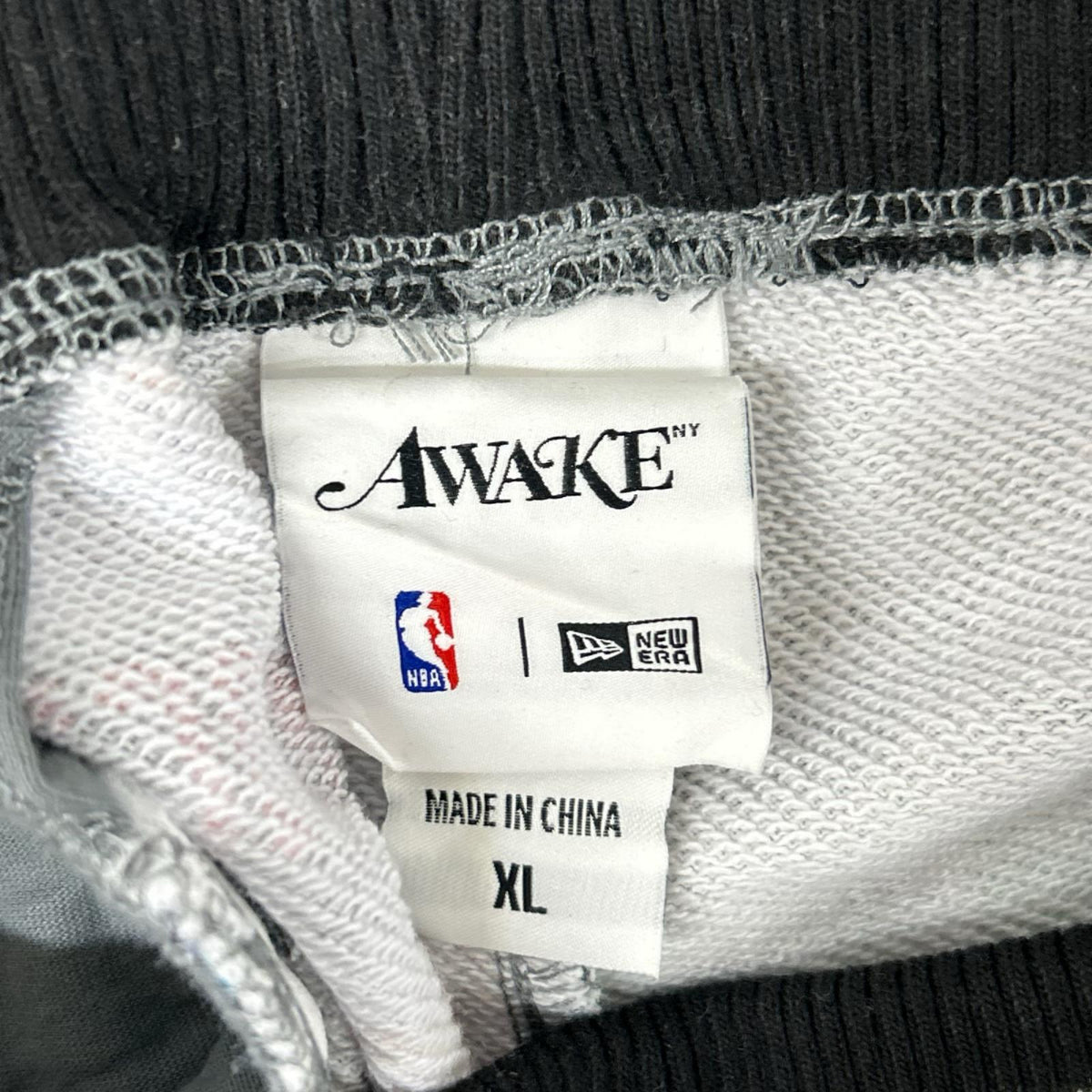 AWAKE NY アウェイクニューヨーク 【×NEW ERA×NBA】グレー チームロゴ スウェットパンツ ボトムス