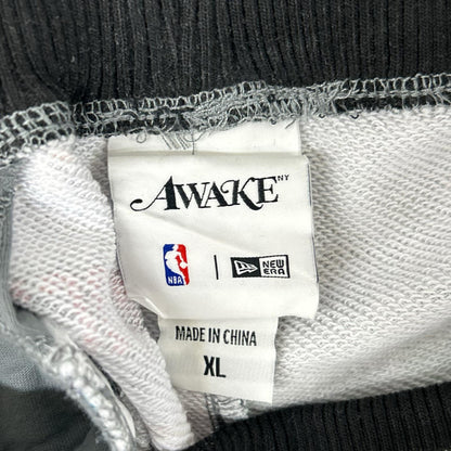 AWAKE NY アウェイクニューヨーク 【×NEW ERA×NBA】グレー チームロゴ スウェットパンツ ボトムス