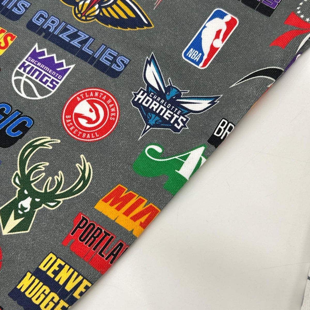 AWAKE NY アウェイクニューヨーク 【×NEW ERA×NBA】グレー チームロゴ スウェットパンツ ボトムス
