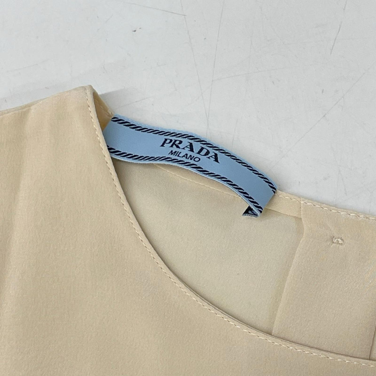 PRADA プラダ ライトベージュ 7分袖 バックボタン シルクブラウス トップス