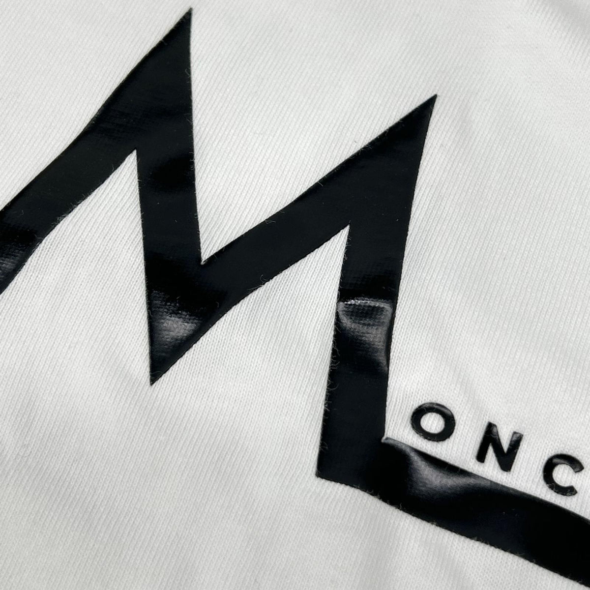 MONCLER モンクレール H20918D00003 ホワイト フロントプリント クルーネック ロングスリーブ カットソー トップス