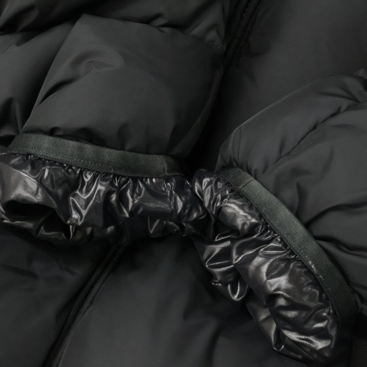 MONCLER モンクレール 【23年製】MONTCLAR モンクラ 内側ロゴ刺繍グログランテープ フーディダウンジャケット ジャケット