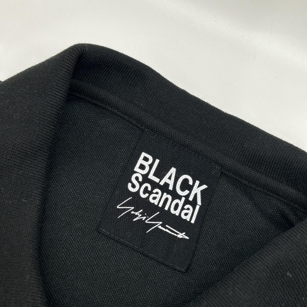 BLACK Scandal Yohji Yamamoto ブラックスキャンダルヨウジヤマモト HZ-T36-083 ブラック 鹿の子 スリーブロゴ刺繍半袖ポロシャツ トップス