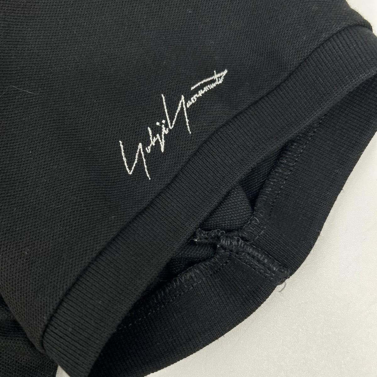 BLACK Scandal Yohji Yamamoto ブラックスキャンダルヨウジヤマモト HZ-T36-083 ブラック 鹿の子 スリーブロゴ刺繍半袖ポロシャツ トップス