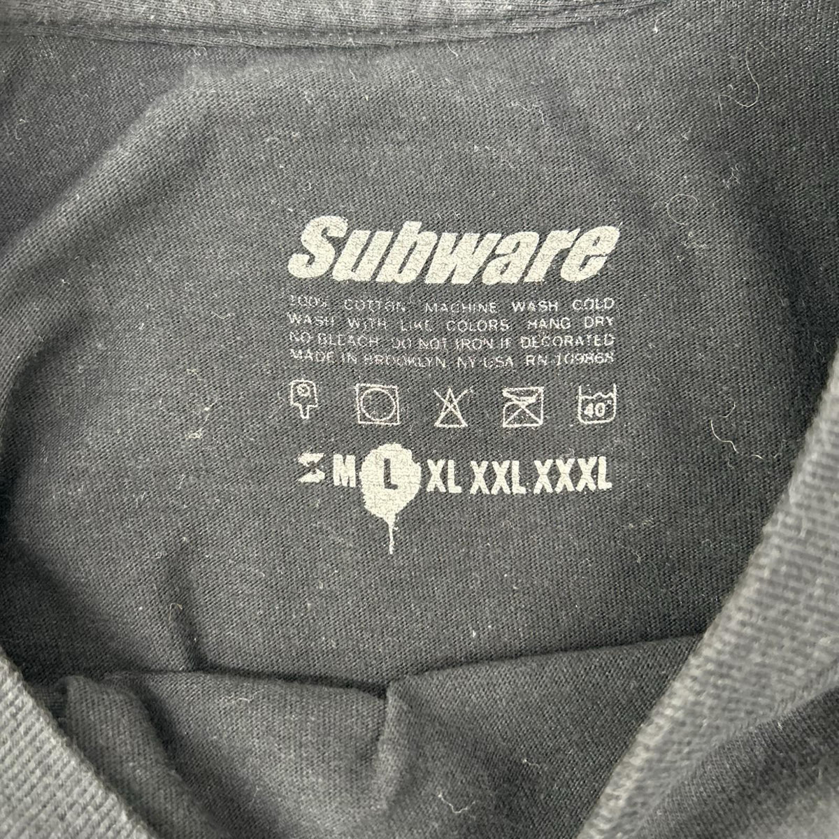 SUBWARE サブウェア ブラック STASH CAN スプレー缶プリントTシャツ トップス