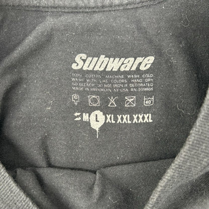 SUBWARE サブウェア ブラック STASH CAN スプレー缶プリントTシャツ トップス