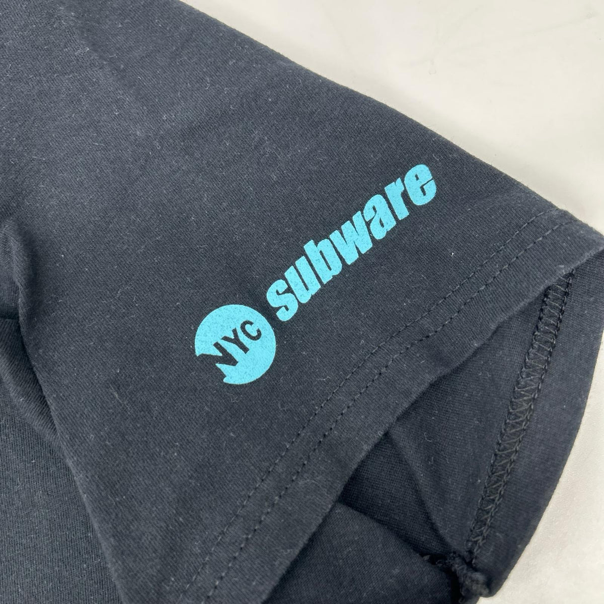 SUBWARE サブウェア ブラック STASH CAN スプレー缶プリントTシャツ トップス