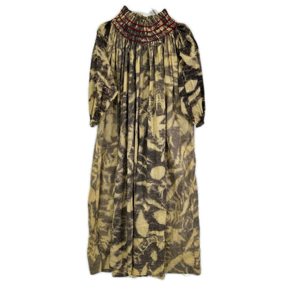ブラウン リーフハンドプリント CHITRA SMOCKING DRESS ワンピース