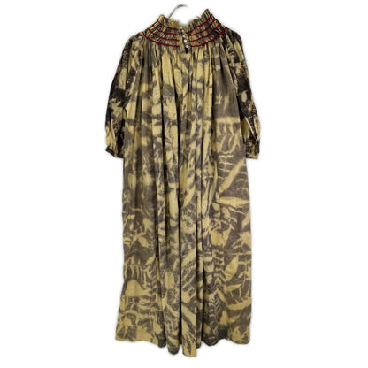 ブラウン リーフハンドプリント CHITRA SMOCKING DRESS ワンピース