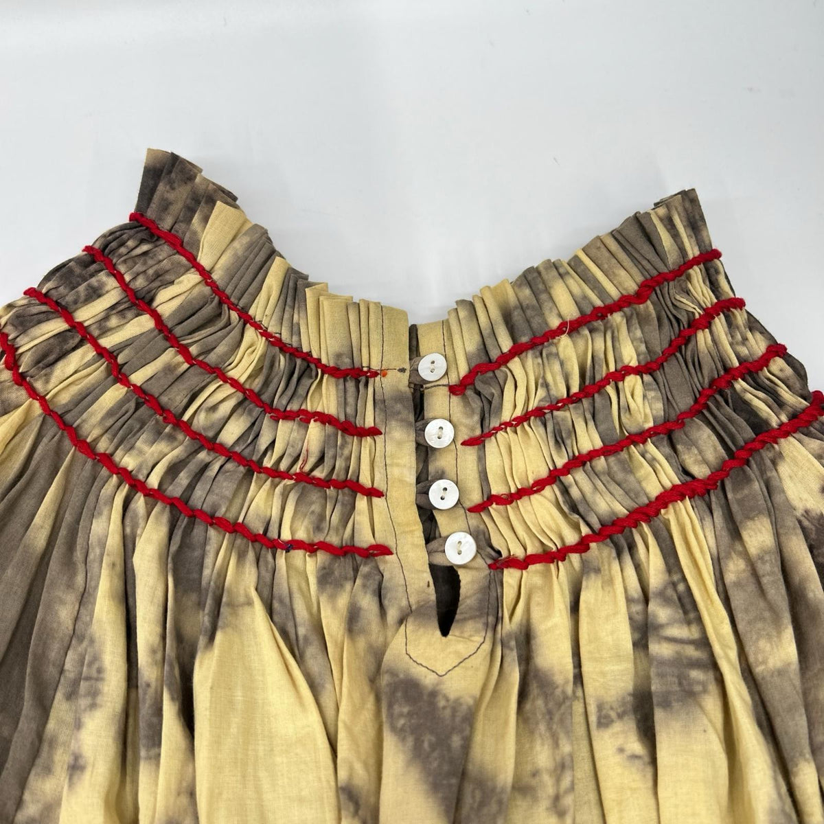ブラウン リーフハンドプリント CHITRA SMOCKING DRESS ワンピース