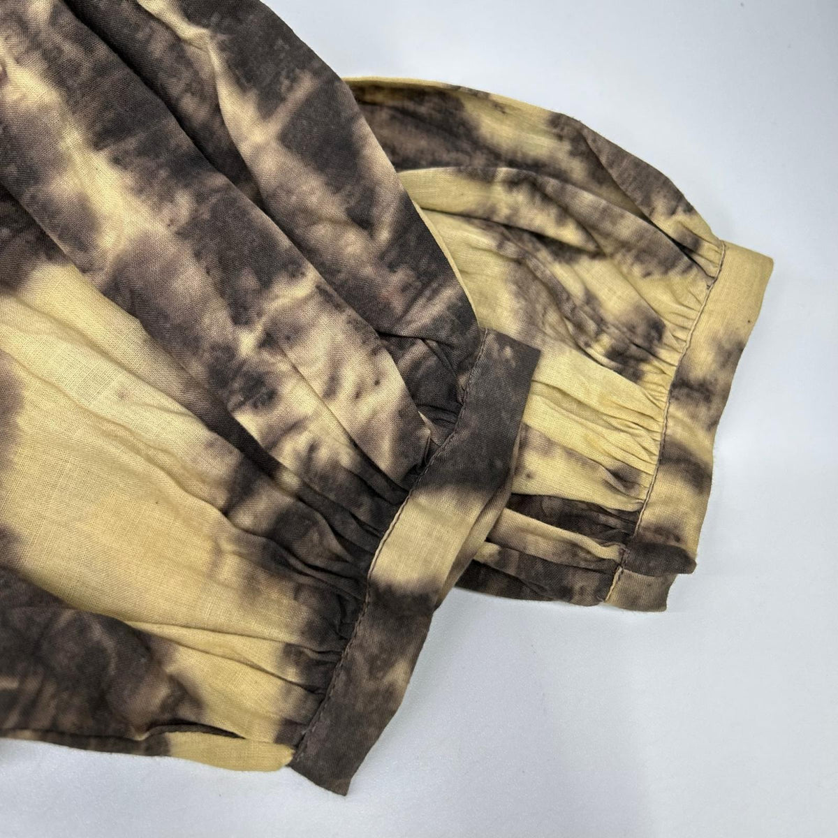 ブラウン リーフハンドプリント CHITRA SMOCKING DRESS ワンピース