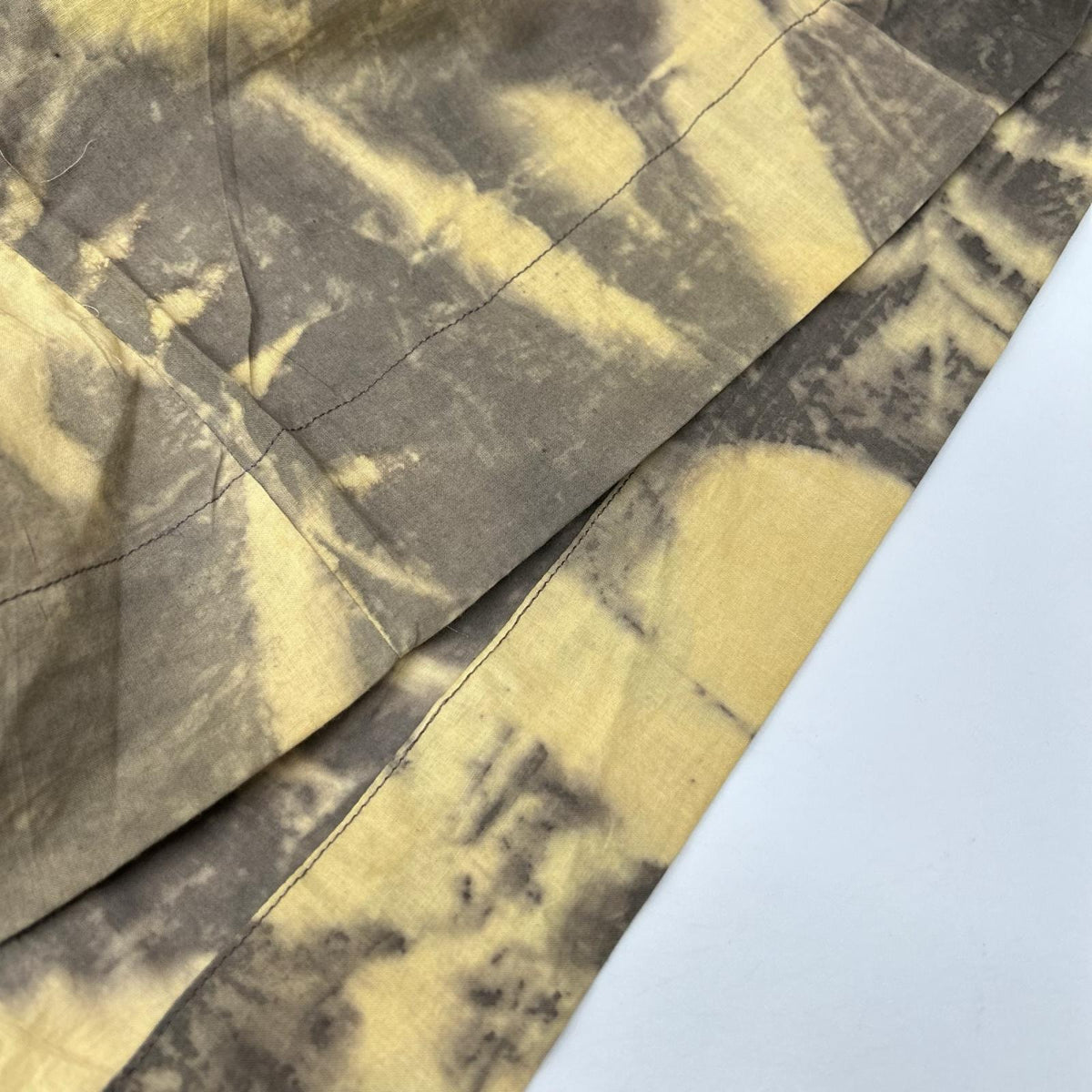 ブラウン リーフハンドプリント CHITRA SMOCKING DRESS ワンピース