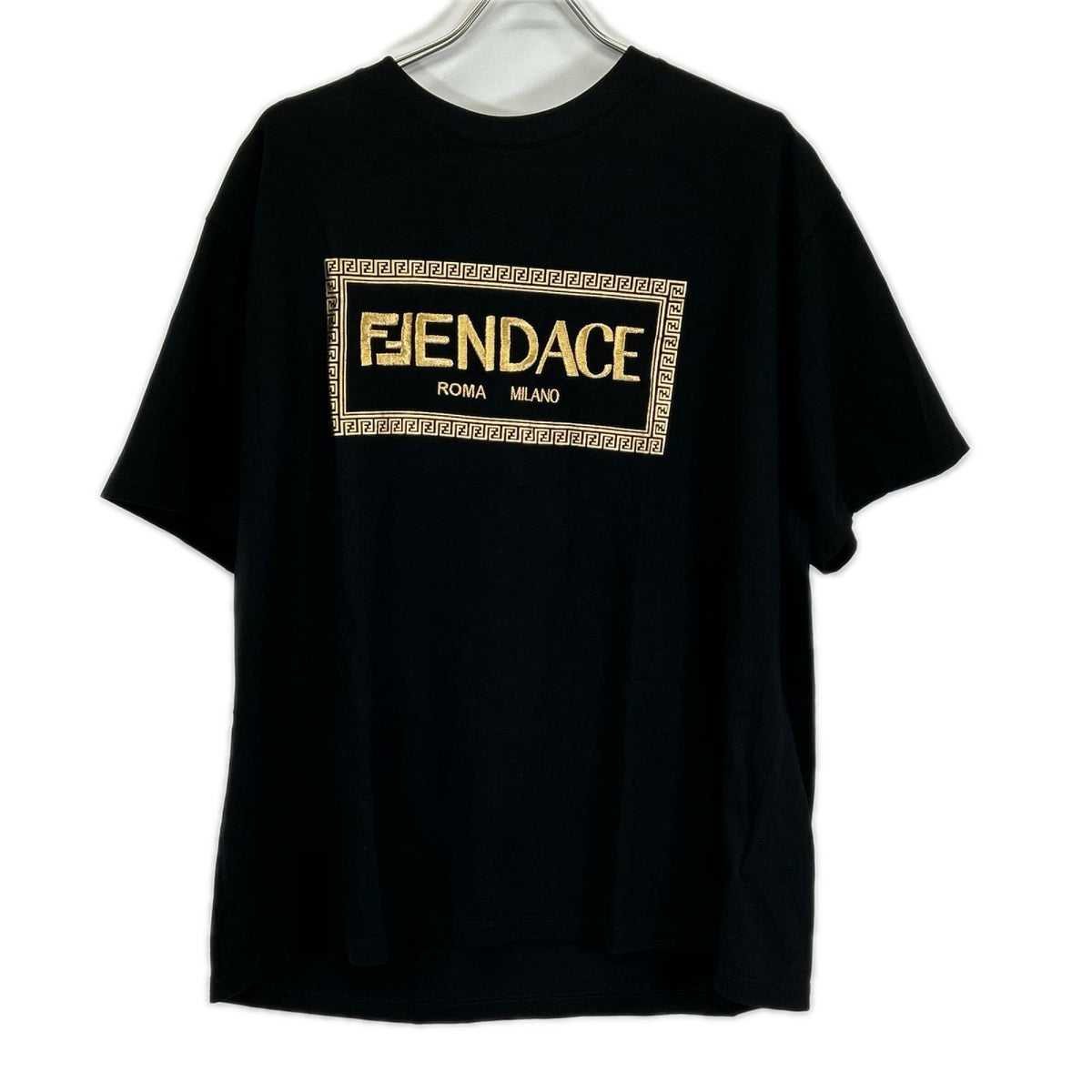 VERSACE ヴェルサーチェ 【×FENDI】1006423 ブラック FENDACE ロゴ刺繍 バックプリント Tシャツ トップス