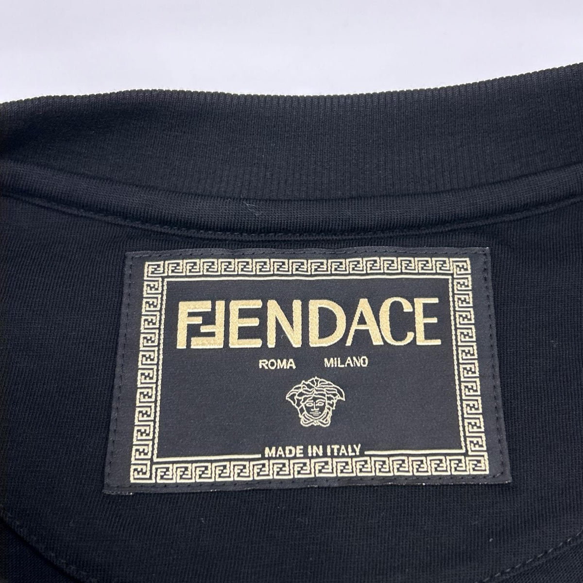 VERSACE ヴェルサーチェ 【×FENDI】1006423 ブラック FENDACE ロゴ刺繍 バックプリント Tシャツ トップス