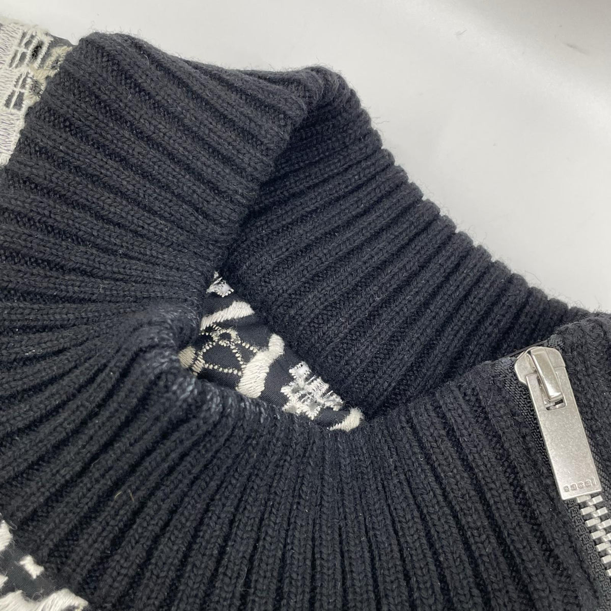 sacai サカイ 19-04736 19SS ブラック 刺繍デザイン アシンメトリープリーツ ノースリーブ トップス