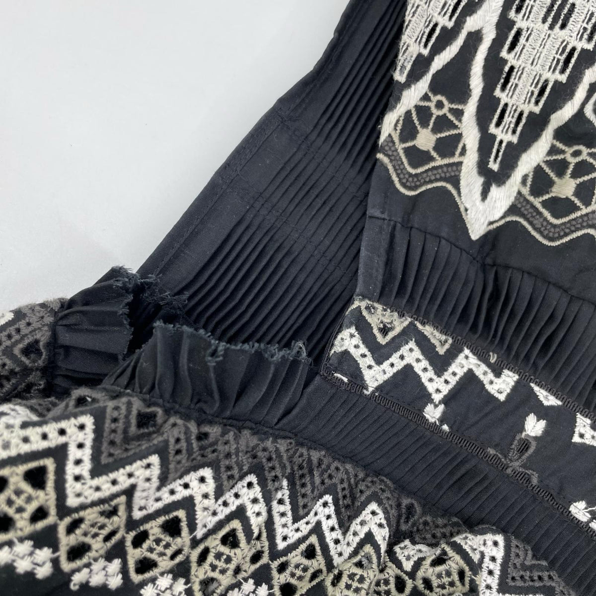 sacai サカイ 19-04736 19SS ブラック 刺繍デザイン アシンメトリープリーツ ノースリーブ トップス
