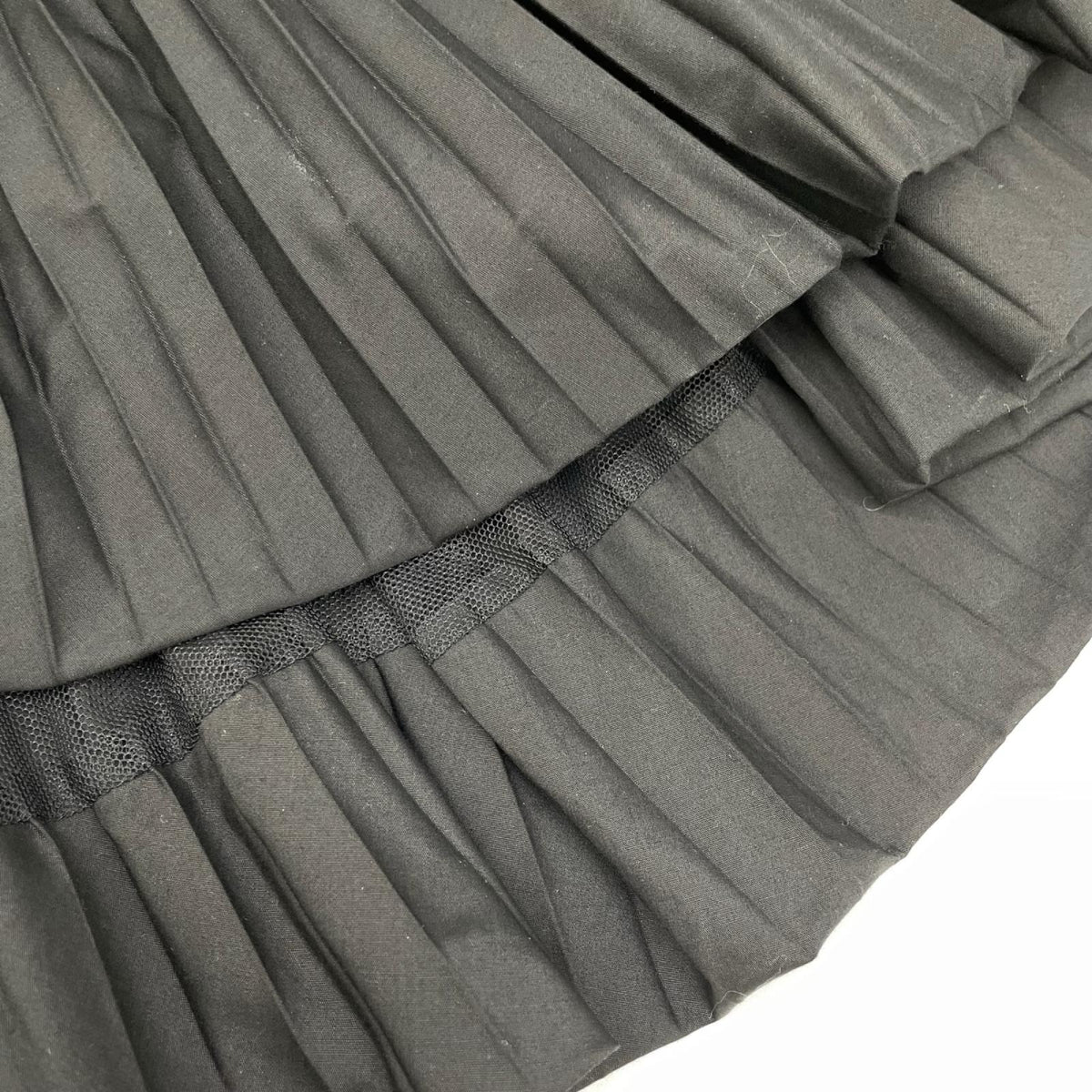 sacai サカイ 19-04736 19SS ブラック 刺繍デザイン アシンメトリープリーツ ノースリーブ トップス