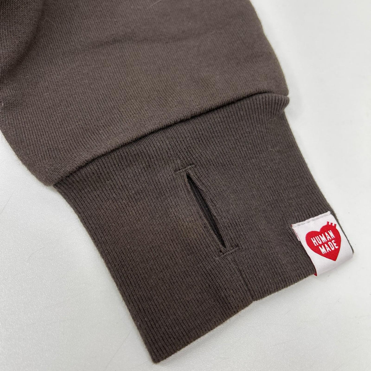 HUMAN MADE ヒューマンメイド ダークグレー×ホワイト コットン混 スプレーロゴ ミリタリークルーネックスウェット トップス