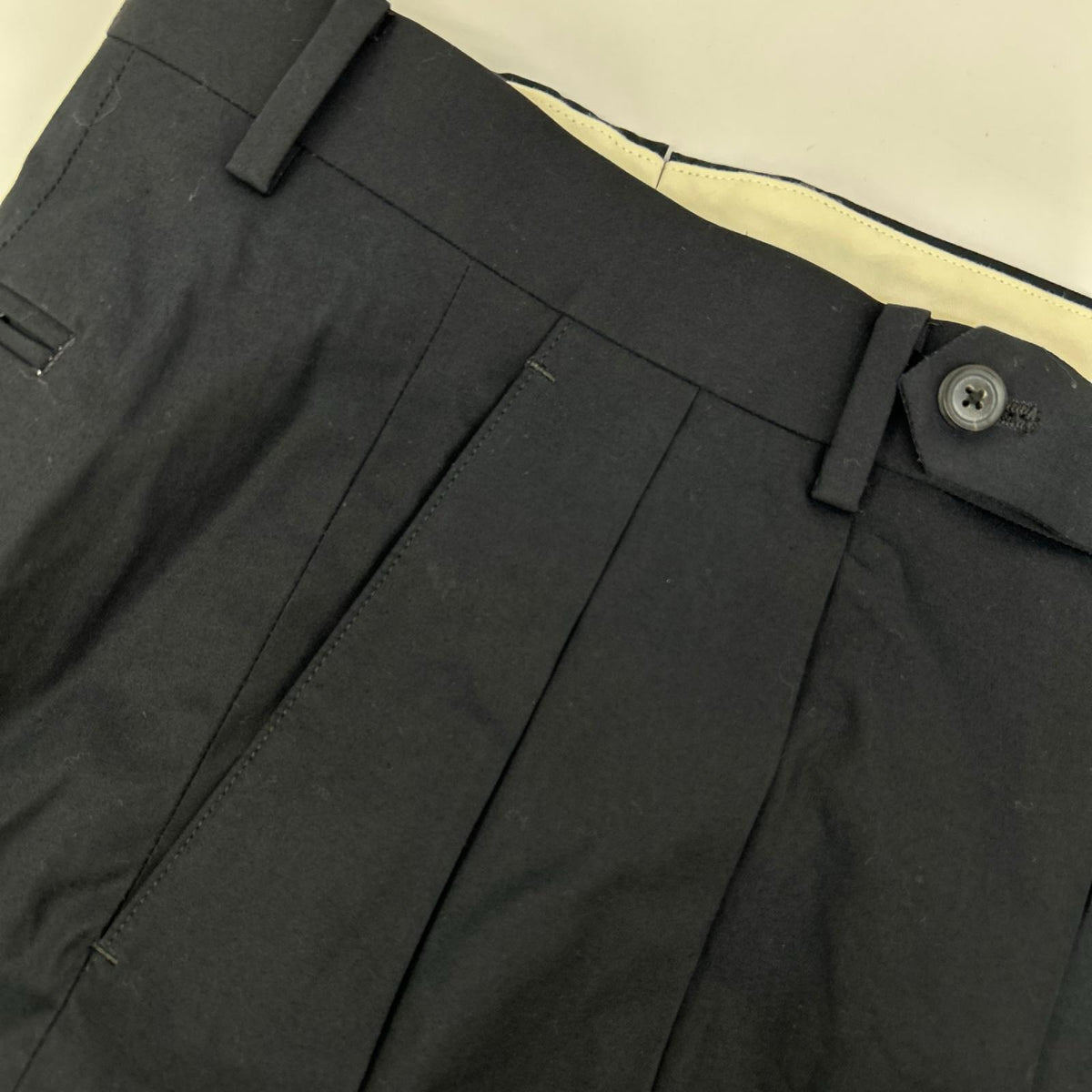 BRITISH MADE ブリティッシュメイド ブラック コットン100 2タック センタープレス オフィサーパンツ ボトムス