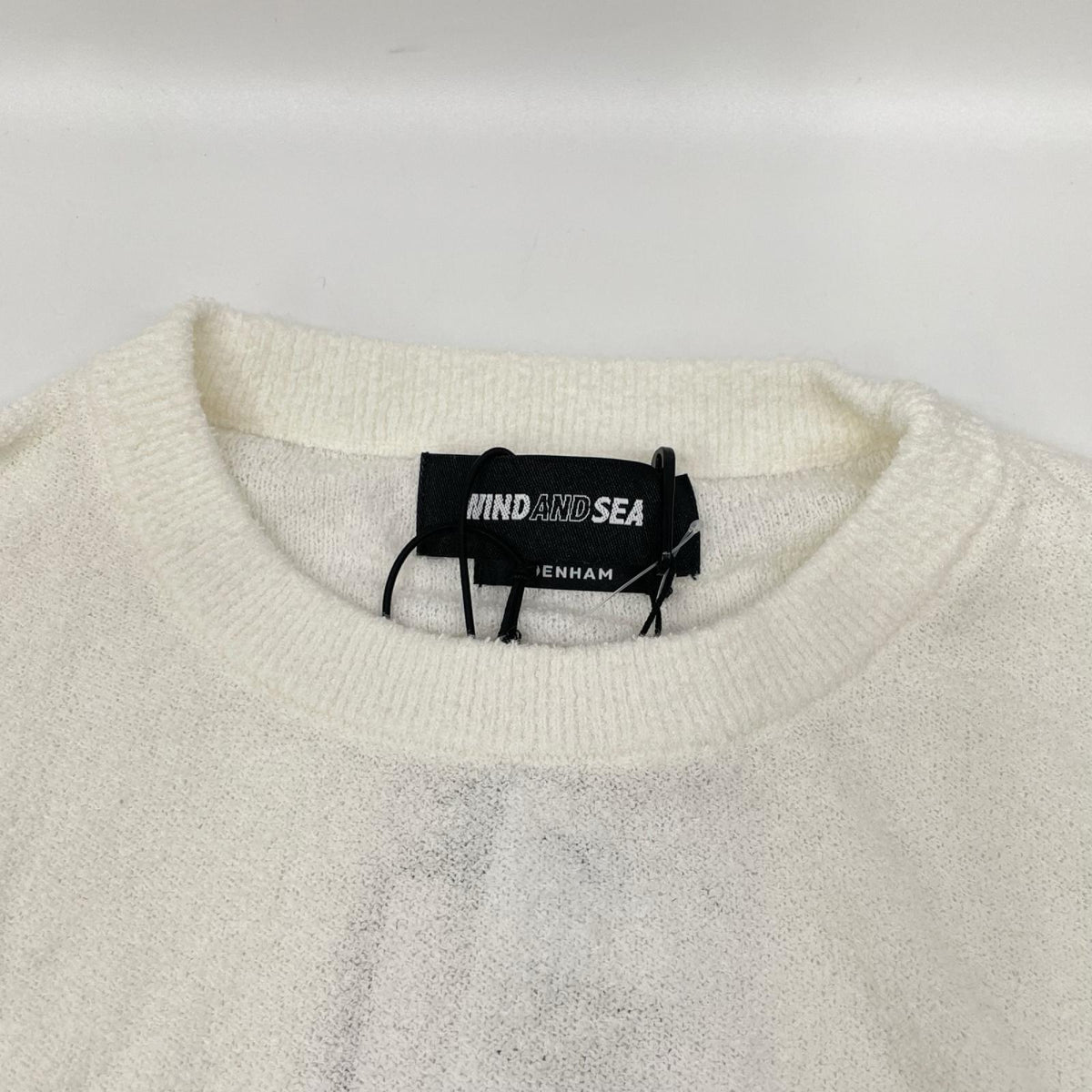 DENHAM デンハム ×WIND AND SEA 01-25-05-52-341 ホワイト シザーロゴ刺繍 Bouclet Pile L/S Tee トップス