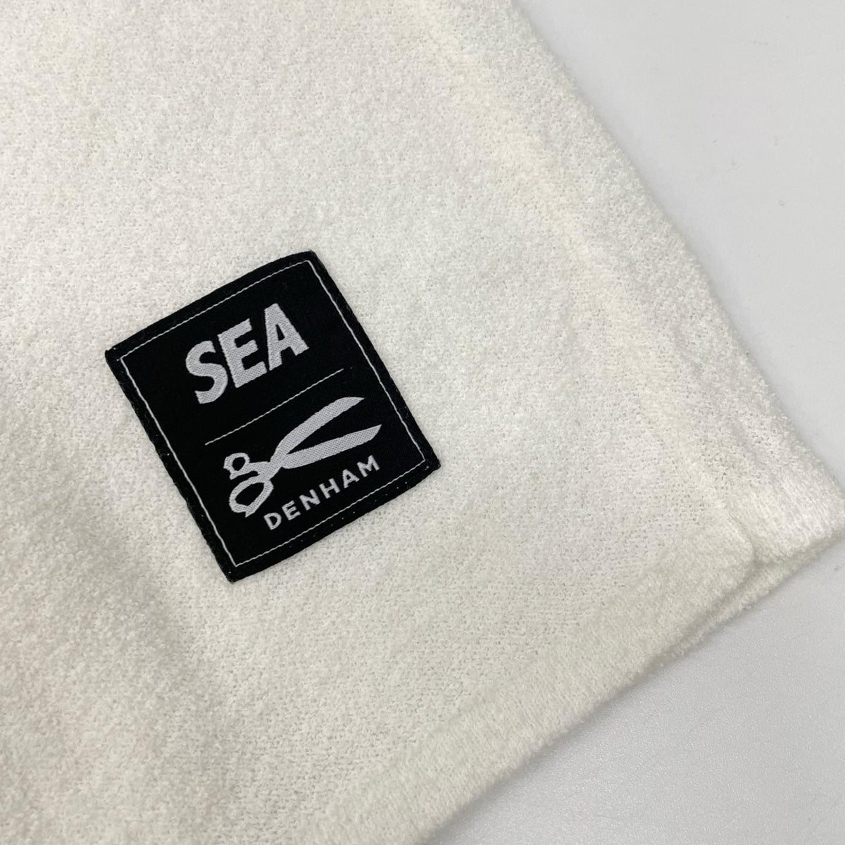 DENHAM デンハム ×WIND AND SEA 01-25-05-52-341 ホワイト シザーロゴ刺繍 Bouclet Pile L/S Tee トップス