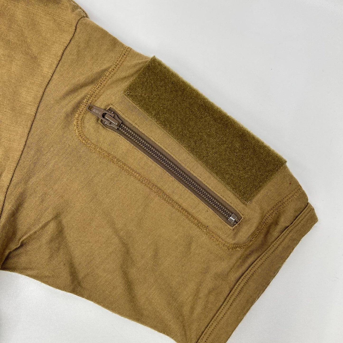 MOUT RECON TAILOR Mout Recon Tailor Brown Short-Sleeve Knit with Sleeve-Patch Design