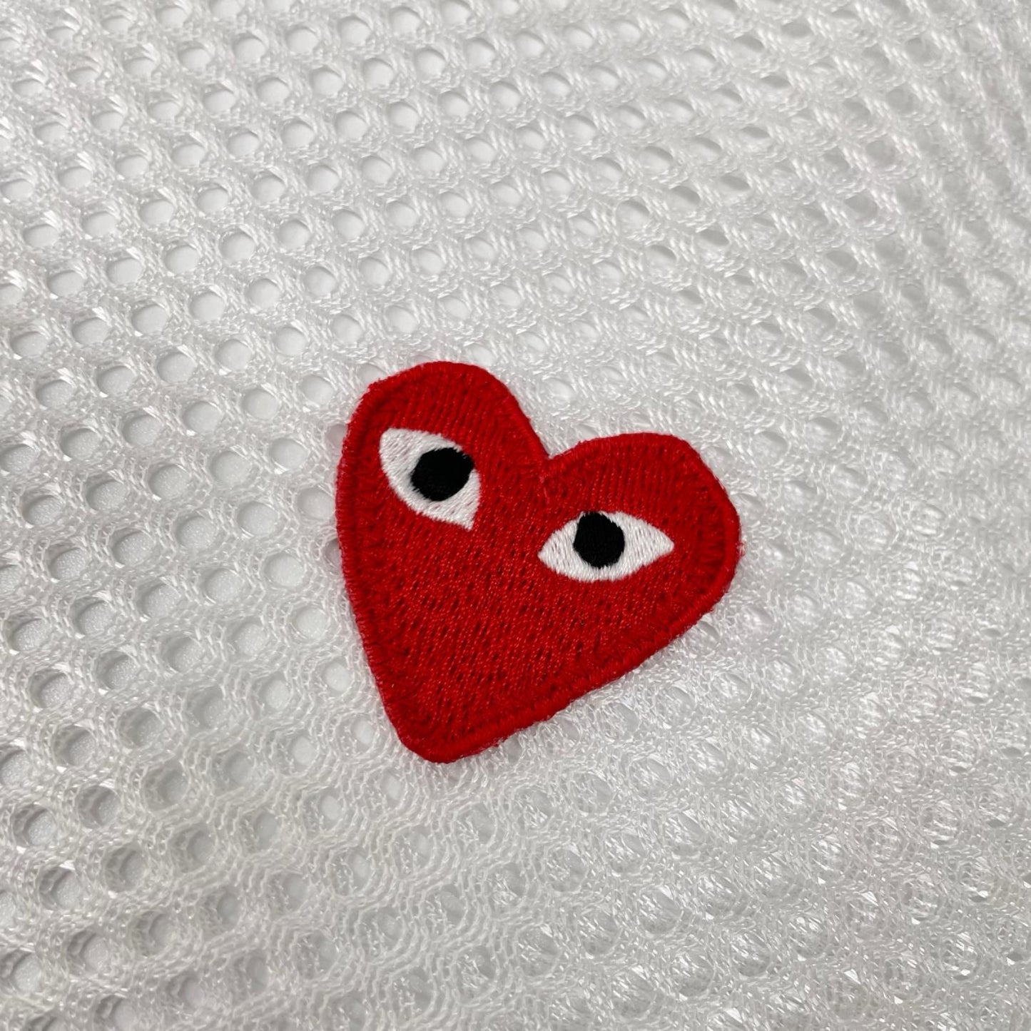 PLAYCOMMEdesGARCONS プレイコムデギャルソン 26SS AX-T351 ホワイト RED EMBLEM MESH TEE Tシャツ トップス
