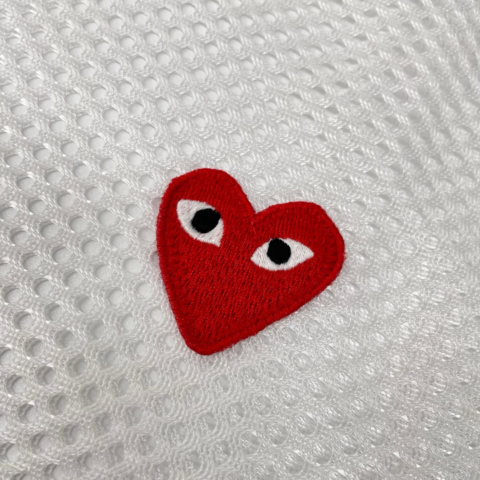 PLAYCOMMEdesGARCONS プレイコムデギャルソン 26SS AX-T351 ホワイト RED EMBLEM MESH TEE Tシャツ トップス