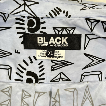 BLACKCOMMEdesGARCONS ブラックコムデギャルソン 25AW 1P-B016 ブルー×ブラック ロゴ総柄 プリント L/Sシャツ トップス