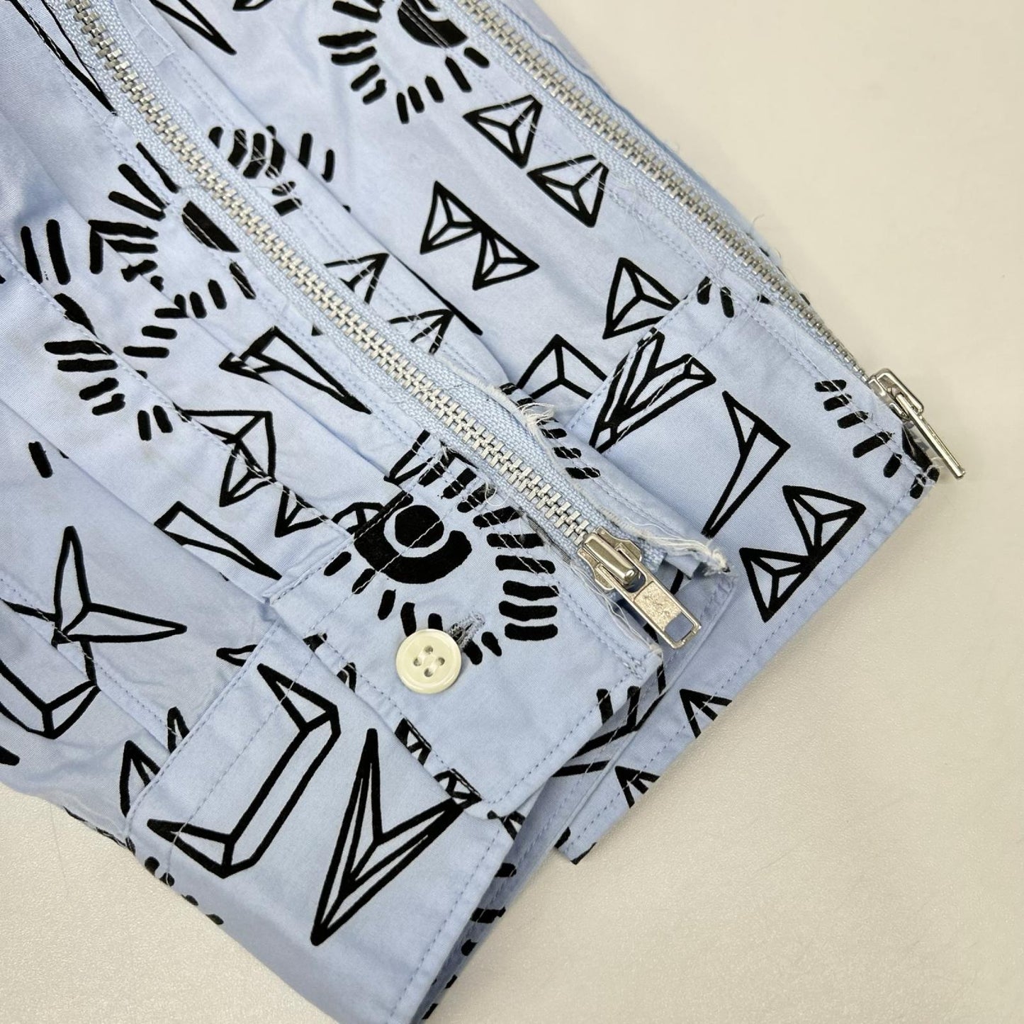 BLACKCOMMEdesGARCONS ブラックコムデギャルソン 25AW 1P-B016 ブルー×ブラック ロゴ総柄 プリント L/Sシャツ トップス