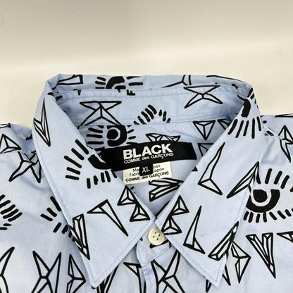 BLACKCOMMEdesGARCONS ブラックコムデギャルソン 25AW 1P-B016 ブルー×ブラック ロゴ総柄 プリント L/Sシャツ トップス