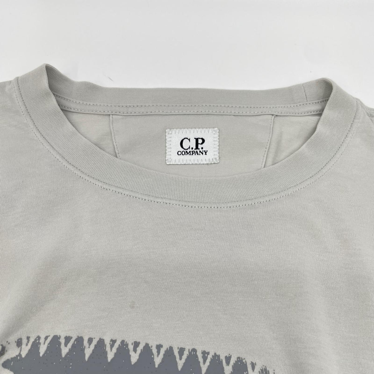 C.P.COMPANY シーピーカンパニー ライトグレー 30/1 Jersey Logo Label Tシャツ トップス
